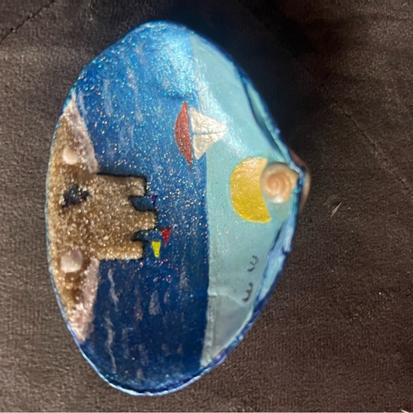 Hand-Painted Seashell Art with Beach Scene - Picture 3 of 3